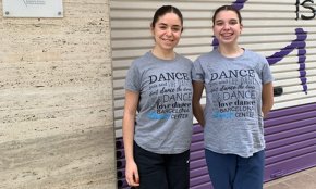 Les ballarines Ariadna Albesa i Gisela Galdrán de l'Estudi Giselle actuen amb el BCN City Ballet