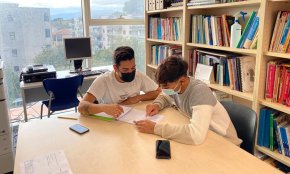L'Escola d'Adults posa en marxa els programes «Padrins de lectura» i «Parelles lingüístiques»