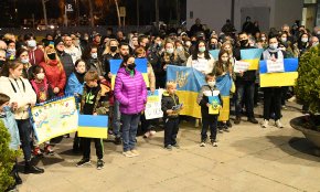 «Per la pau i contra la guerra», crit unànime de les 200 persones que es van concentrar ahir a la tarda a la plaça de l'Ajuntament