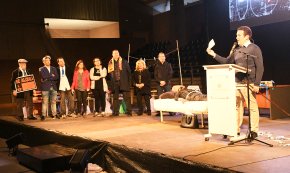 «Ganivetades» de principi a final en la presa de possessió del consistori carnavalesc