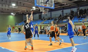 El CB Cambrils suma una altra victòria contundent, a casa, contra l'AE Vendrell