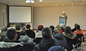 Es commemora el Dia Mundial de la Poesia amb la lectura del poema «Si puc» de Gabriel Ferrater en onze llengües diferents