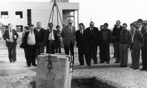 Col·locació de la primera pedra del Pavelló Poliesportiu amb Josep Lluís Vilaseca, Director General de l'Esport de la Generalitat / Febrer 1983