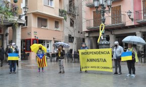 Les Àvies i Avis per la independència critiquen els polítics perquè «no són capaços de defensar la llengua catalana»