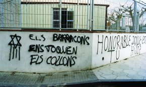 Pintades contra la paralització de les obres de les noves instal·lacions de l'institut de BUP / Març 1989