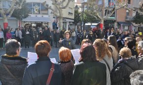 La plaça de l'Església de Sant Pere acull una cantada de nadales per la llibertat
