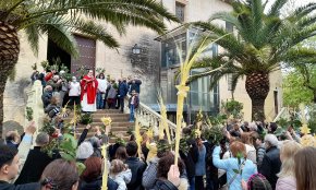 La benedicció de palmes i rams a les parròquies cambrilenques enceta els actes litúrgics de la Setmana Santa