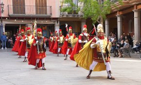Armats i tabernacles s'exhibeixen a la plaça de la Vila dins l'activitat litúrgica del Divendres Sant