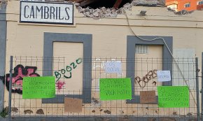 Apareixen cartells contra la demolició de l'antiga estació de tren