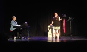 L'actriu i cantant Núria Esquius i el pianista Jorge Varela ofereixen un repertori de «Moments» al Teatre del Casal
