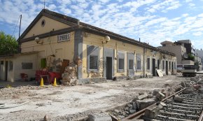 Continua la demolició de l'antiga estació després que la persona que ocupava una part de l'edifici ja ha marxat