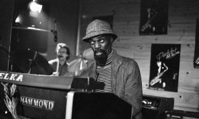 La Mostra de Jazz de Cambrils homenatjarà, aquest vespre, l'organista Lou Bennet en el 25è aniversari de la seva mort