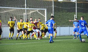 Domínguez, autor dels dos gols, i el porter Ramon, artifexs de la victòria del Cambrils Unió davant l'Aldeana