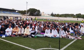 Prop de 500 persones de la comunitat musulmana de la comarca participen a la pregària conjunta de la fi del Ramadà