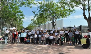 Famílies de l'escola Mas Clariana se concentren per reclamar que el centre recuperi la segona línia de P3