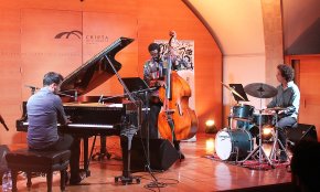 L'energia del Xavi Torres Trio captiva el públic i retorna el jazz a la Cripta