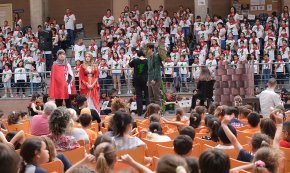 Més de 400 alumnes de tercer de Primària interpreten junts la cantata «La Llegenda de la Princesa i Sant Jordi»