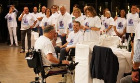 El sopar solidari serveix per lliurar els  72.972 euros recaptats contra l'ELA