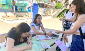 Un grup d'alumnes de 4t d'ESO del Col·legi Cardenal Vidal i Barraquer du a terme el projecte «Invencibles» contra el càncer de mama