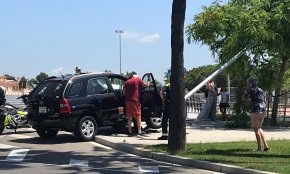 Un vehicle impacta amb un fanal a la rotonda del pont de la riera d'Alforja