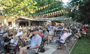 Els veïns de l'Eixample surten al carrer per celebrar les festes de Barris (CONTÉ GALERIA FOTOGRÀFICA)