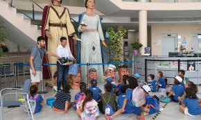 L'alumnat d'infantil de l'escola institut Joan Ardèvol visita l'Ajuntament 