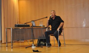 L'Aula de Gent Gran dona la benvinguda a l'estiu amb un concert-recital a càrrec de Carlos «Ventura» Rom