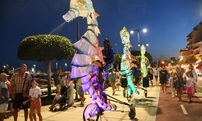 L'espectacle itinerant Atlantis posa les notes de llum i color a la nit de la diada de Sant Joan
