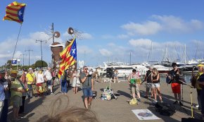 Música i reivindicació es donen la mà en la trobada de les Àvies i Avis al port