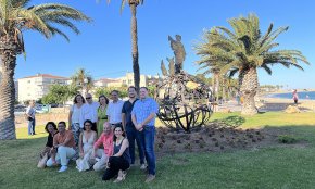 L'Hospitalet de l'Infant homenatja l'autor de «El Petit Príncep» amb una escultura de l'artista cambrilenc David Callau al passeig marítim