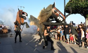 L'espectacle itinerant Cavalls de Menorca trasllada l'essència de la festa de Sant Joan menorquina al port de Cambrils