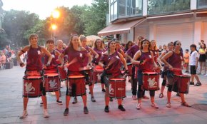 Els carrers del Port s'omplen de ritme i d'animació al pas del Festival de Percussió (Conté galeria fotogràfica)