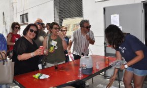La plaça de l'església de Sant Pere, escenari del «Vermut mariner» de la Festa Major