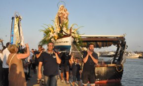 La Festa de la Mare de Déu del Carme recupera la processó per mar, la cantada d'havaneres a la platja, la sardinada popular i la diada castellera