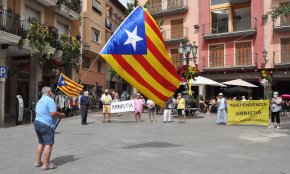 Les Àvies i Avis mantenen les reivindicacions en una plaça de la Vila plena de turistes