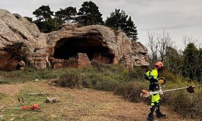 Una brigada forestal neteja camins i senders de diversos espais protegits de la comarca del Baix Camp