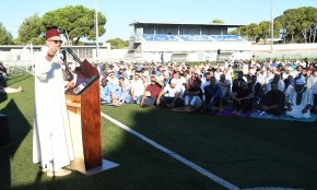 Un miler de musulmans celebren la pregària de la Festa del Corder a les instal·lacions esportives municipals