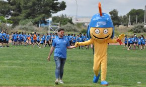 Tarracus, la mascota dels Jocs Mediterranis, visita als escolars cambrilencs