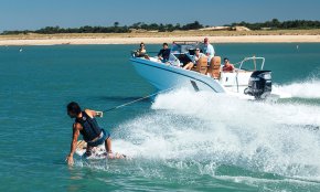 La costa catalana es converteix en referent en la creixent popularització del xàrter nàutic