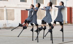 El programa Cambrileja l'Estiu continuarà, demà, amb un espectacle de dansa sobre xanques