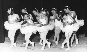 Actuació de les alumnes de l'Escola de Ballet Rosa Maria en el festival de clausura del curs / Juliol 1975