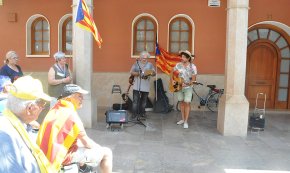 Els cantants Xavier Marcos i Samuel protagonitzen la concentració setmanal de les Àvies i Avis per la Independència