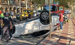 Aparatós accident a l'avinguda d'Adelaida amb un dels dos vehicles bolcats a la calçada