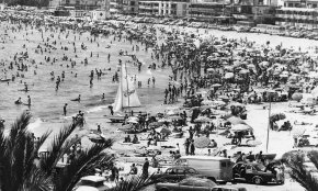 Aspecte de la platja del Regueral en plena temporada d'estiu / Juliol 1977
