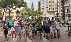 Un grup de joves voluntaris irlandesos de l'Associació Family Brigdes ofereix un casal d'estiu d'anglès