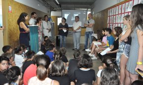 L'alumnat de l'institut La Mar de la Frau ret un sentit homenatge al recentment desaparegut Fede Baíllo