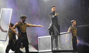 Ni la pluja aigualeix el gran show de màgia, il·lusionisme i humor del Mag Lari al Festival Internacional de Música