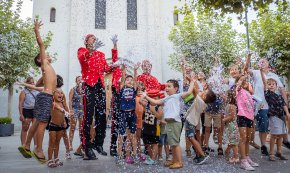 L'Hotel Insòlits obre portes als carrers del Port en un nou espectacle de Cambrileja l'Estiu