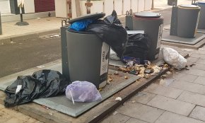 Queixes veïnals pel mal ús dels contenidors i de la recollida porta a porta als establiments del barri del Port