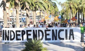 La Passejada per la República torna a portar la reivindicació independentista al cor turístic de la Costa Daurada